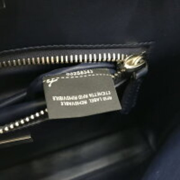 Fendi Essentially Leather Handbag Shoulder Bag - Picture 9 of 10